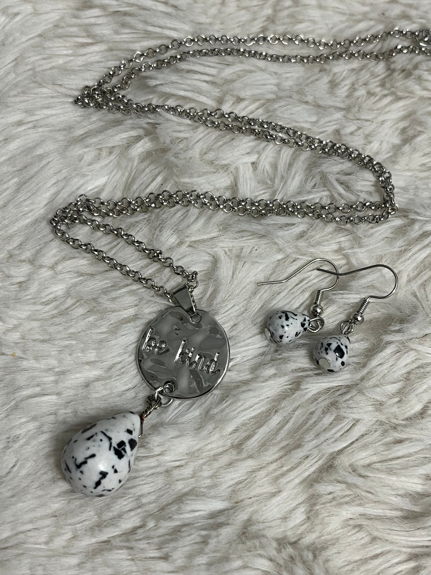 Caring Couture Paparazzi Necklace Set